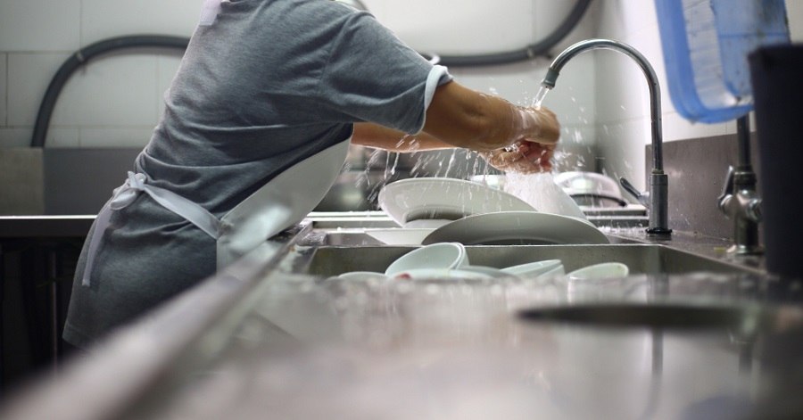 ciąg kuchenny ze zlewem gastronomicznym ze stali nierdzewnej w stołówce