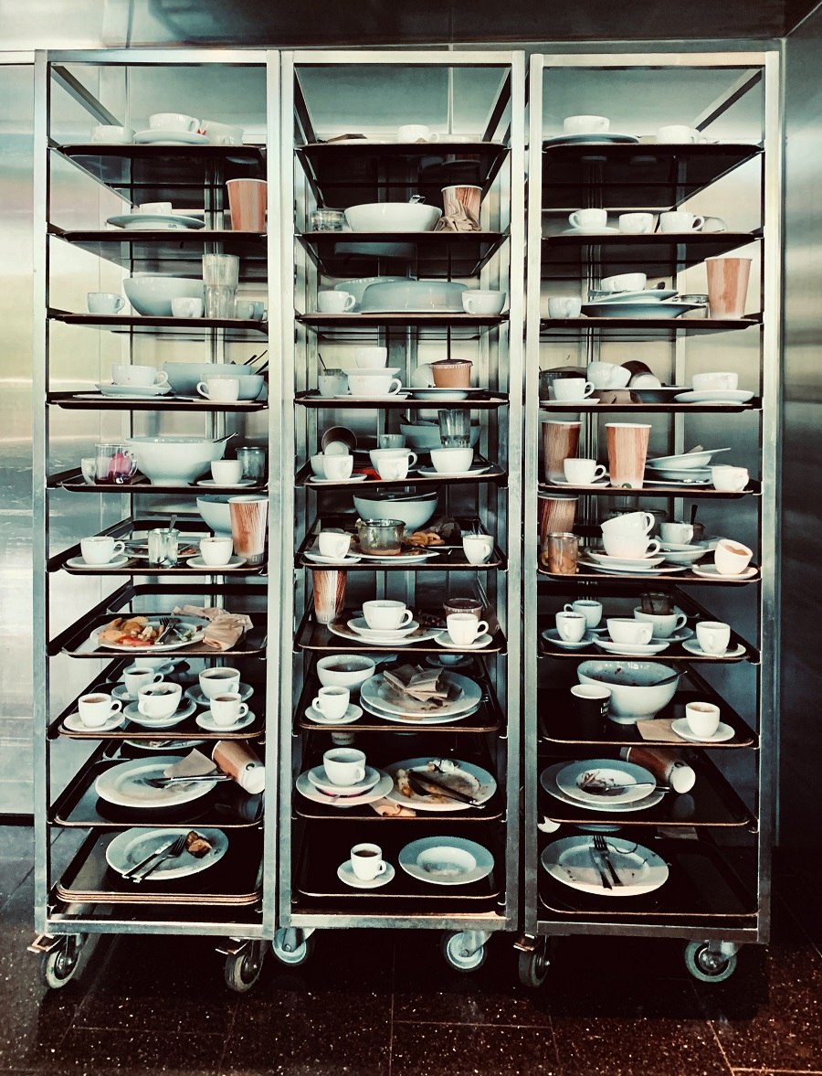 Platformowy wózek do transportu pojemników gastronomicznych