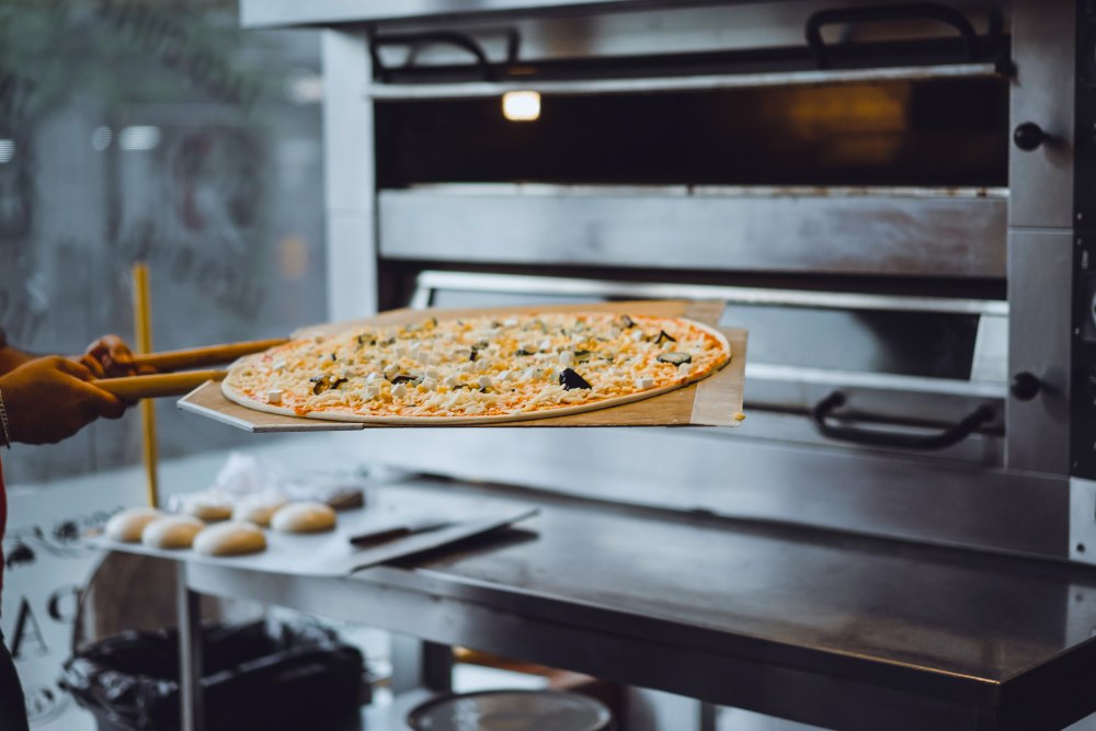 Piec do pizzy dwukomorowy w profesjonalnej kuchni gastronomicznej