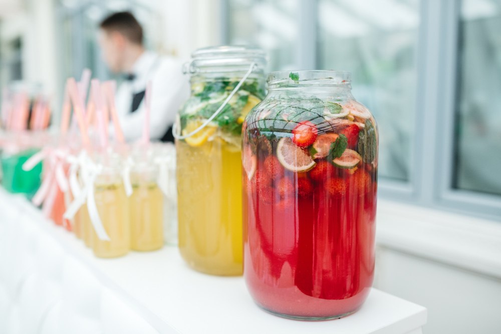Szklanki i dzbanki z lemoniadą, cold brew i napojami letnimi