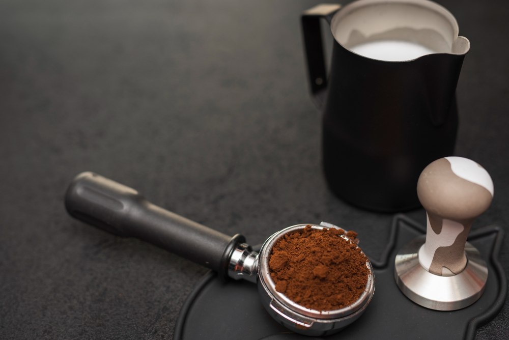 Tamper, knockbox i dzbanek do mleka – akcesoria baristy