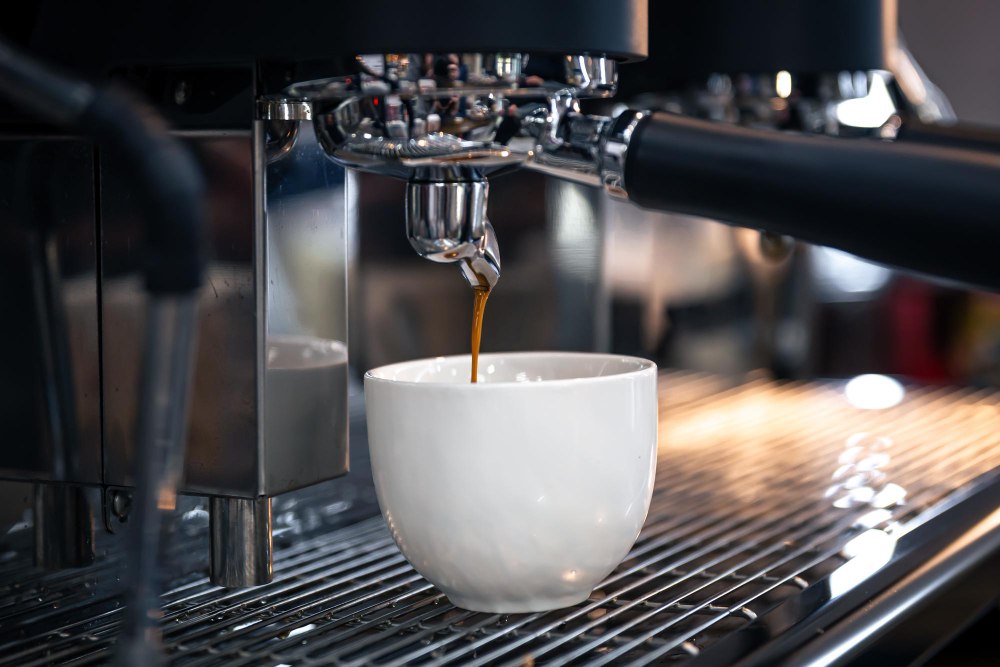 Ekspres ciśnieniowy w kawiarni z filiżanką espresso
