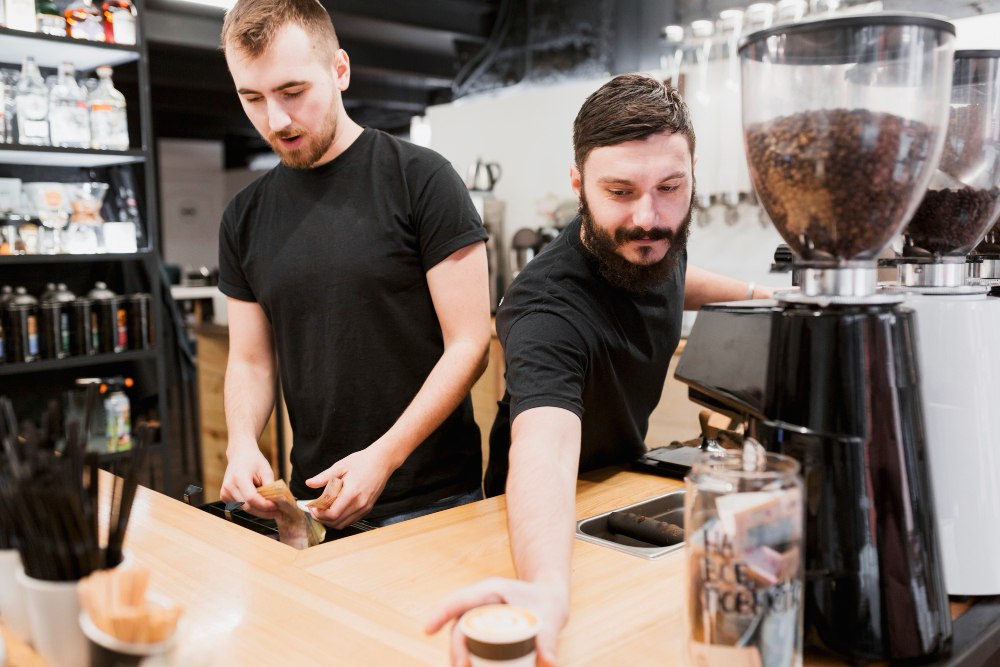 Barista i barman przy wspólnym barze – synergia w gastronomii
