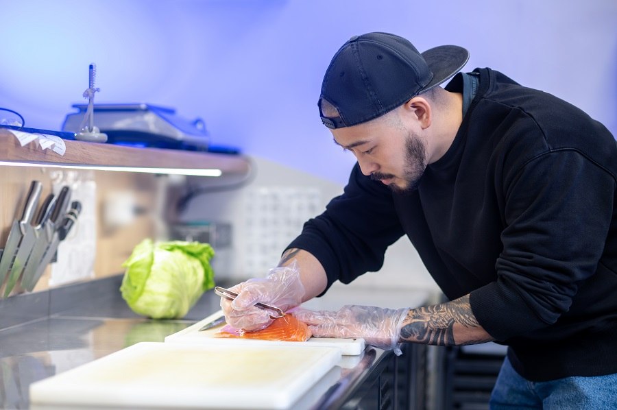 Wnętrze kuchni sushi z wydzielonymi strefami: blat roboczy, chłodnia