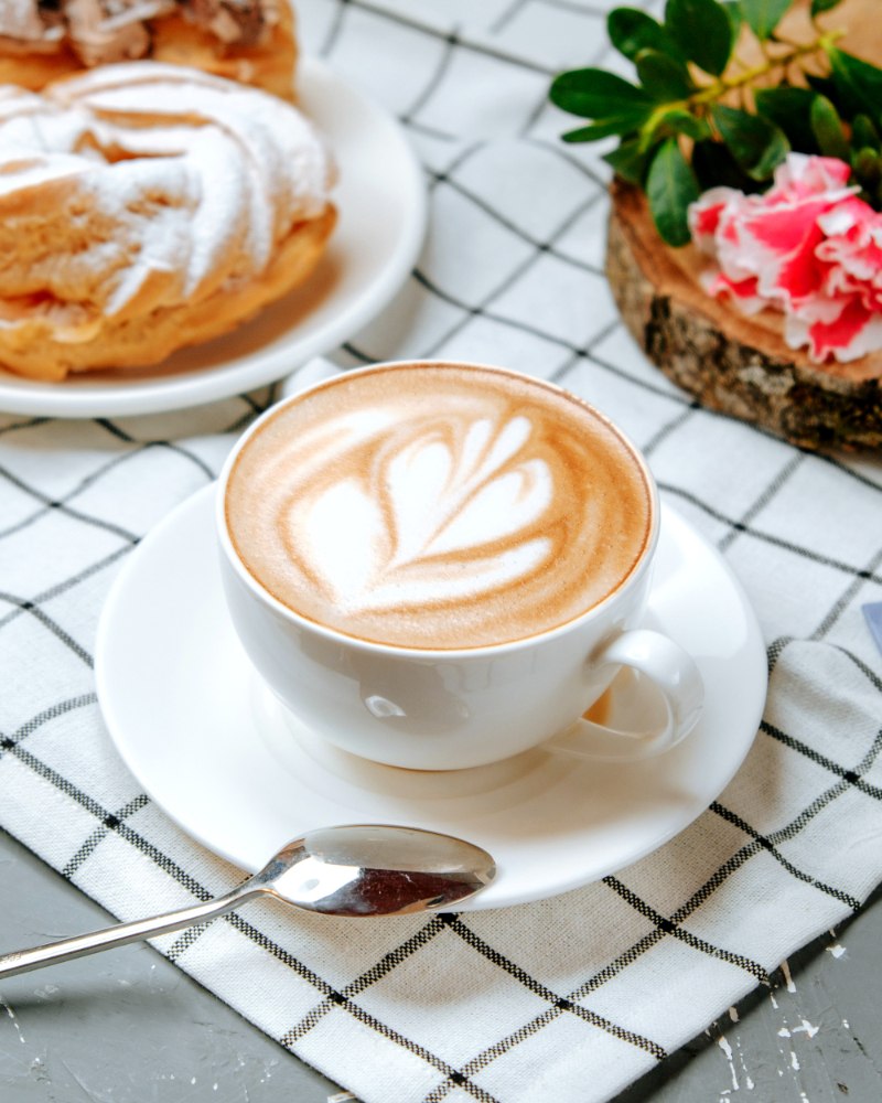 Cappuccino z mleczną pianką w porcelanowej filiżance