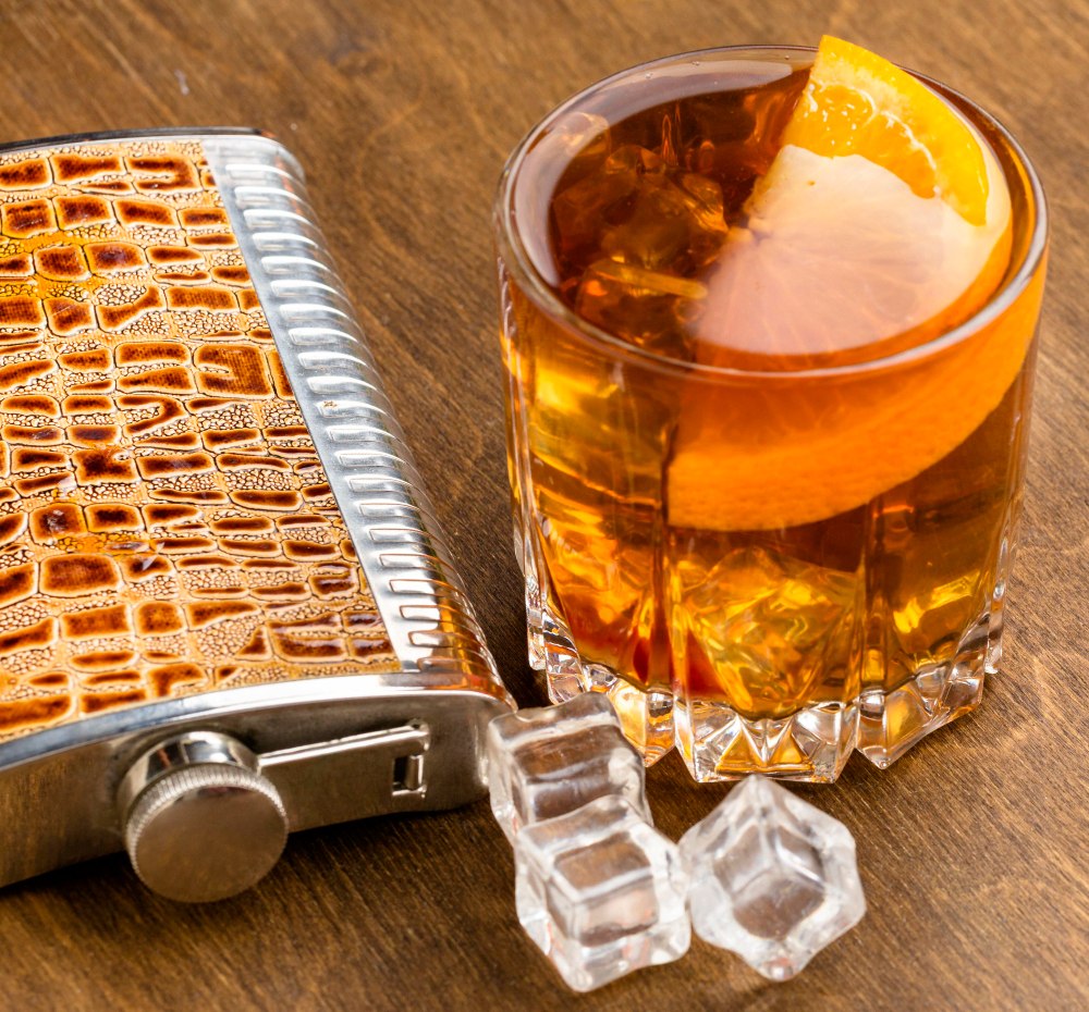 Kostki lodu w szklance whisky na barze – profesjonalne zastosowanie kostkarki do lodu