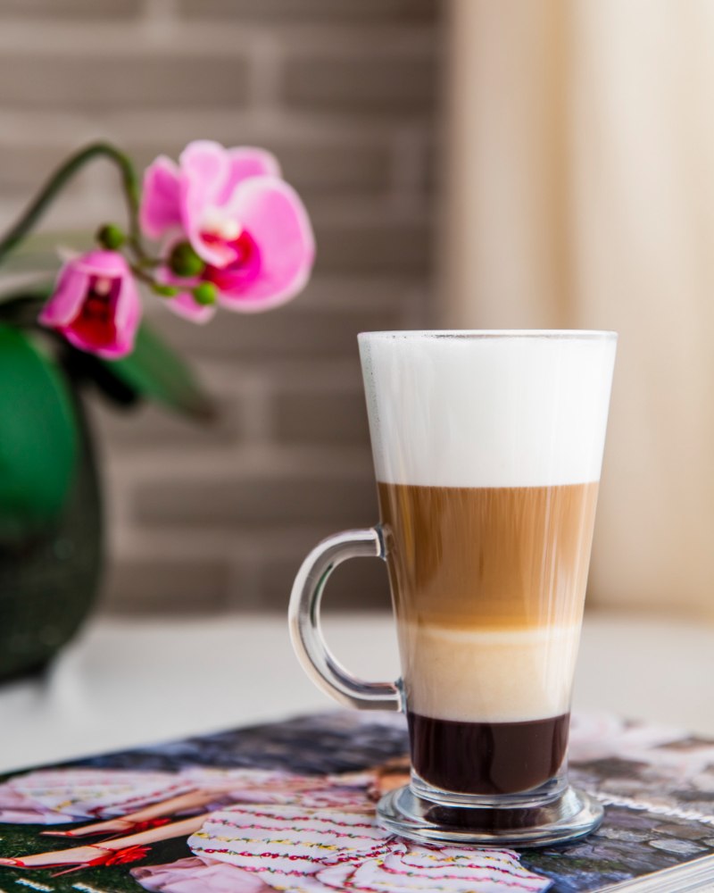 Latte w wysokiej szklance z delikatną pianką