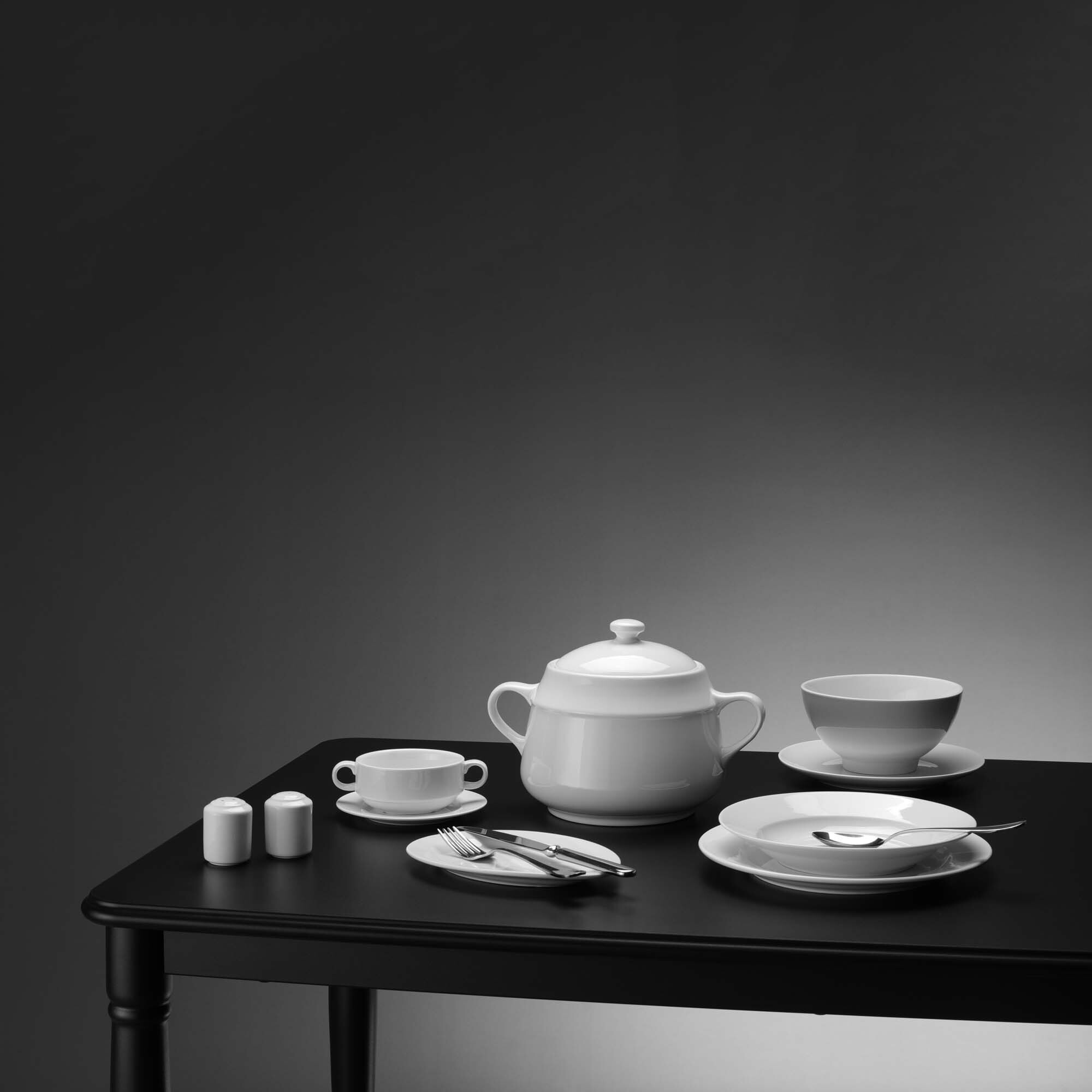 Biała porcelana Fine Dine Pure na stole w eleganckiej ciemnej aranżacji