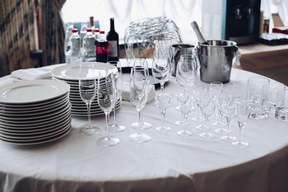 Elegancka aranżacja stołu bankietowego z kieliszkami gastronomicznymi do wina i szampana