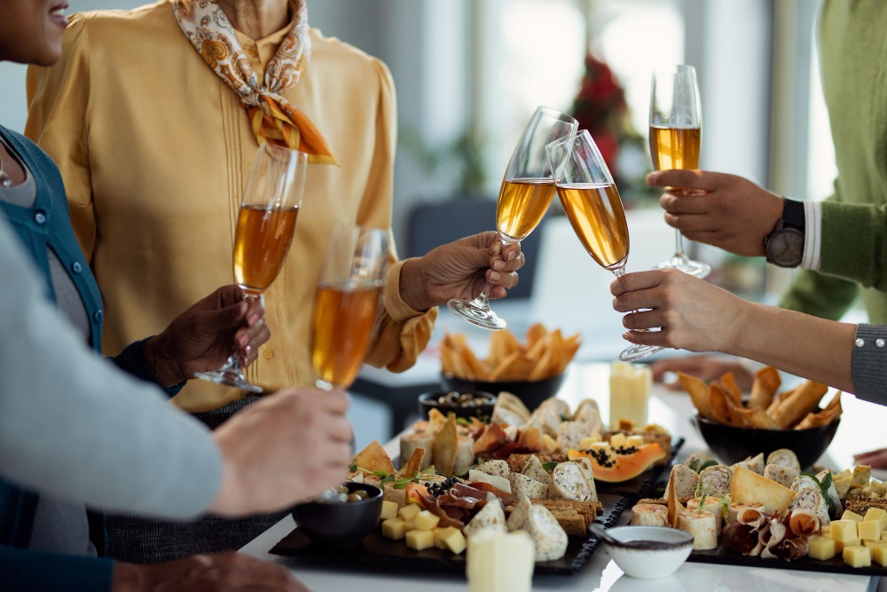 Goście wznoszą toast kieliszkami do szampana – szkło gastronomiczne w akcji