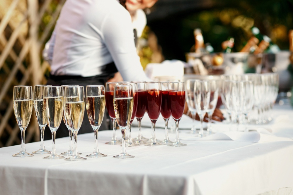 Kieliszki do szampana i prosecco na bankiecie weselnym – aranżacja stołu