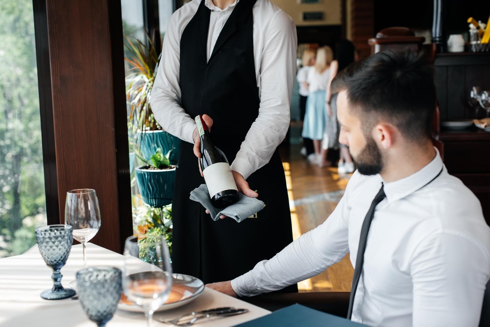Kieliszki do wina w restauracji w serwisie kelnerskim