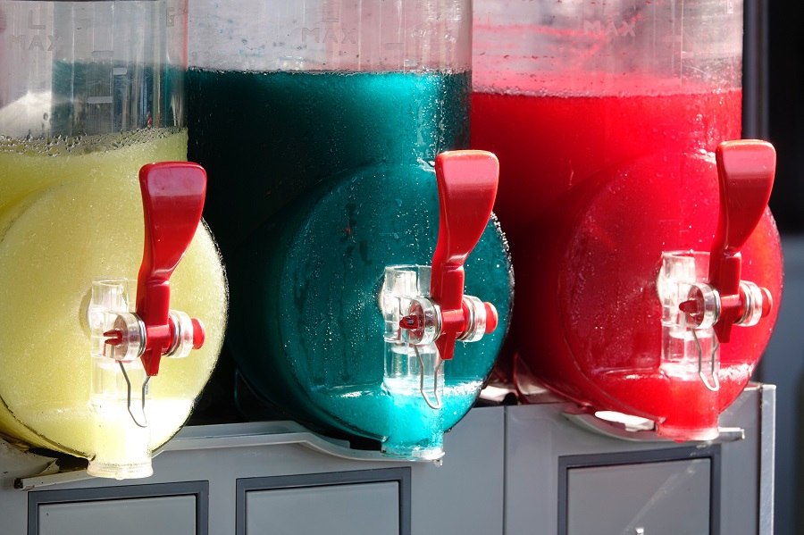 Kolorowe granity w przezroczystych zbiornikach ekspozycyjnych