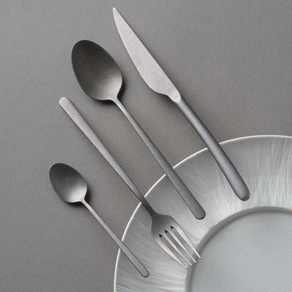Matowe sztućce Amarone Vintage Ove &ndash; komplet noży i widelc&oacute;w na porcelanie