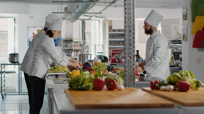 Meble nierdzewne do pracy z urządzeniami gastronomicznymi