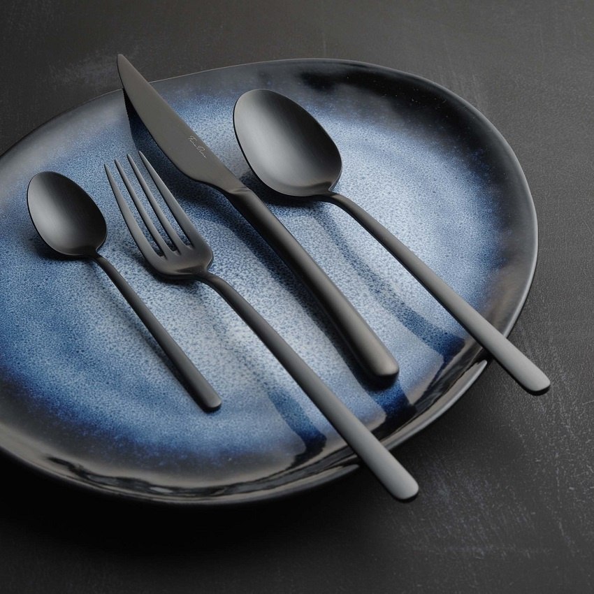 Czarne sztućce Amarone Black Ove &ndash; widelec i n&oacute;ż na talerzu ceramicznym
