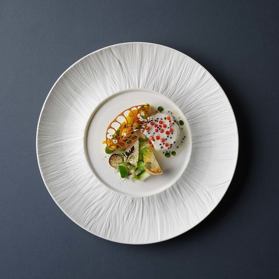 Porcelana Fine Dine Fiord – talerz prezentacyjny biały matowy z nieregularną strukturą kartki