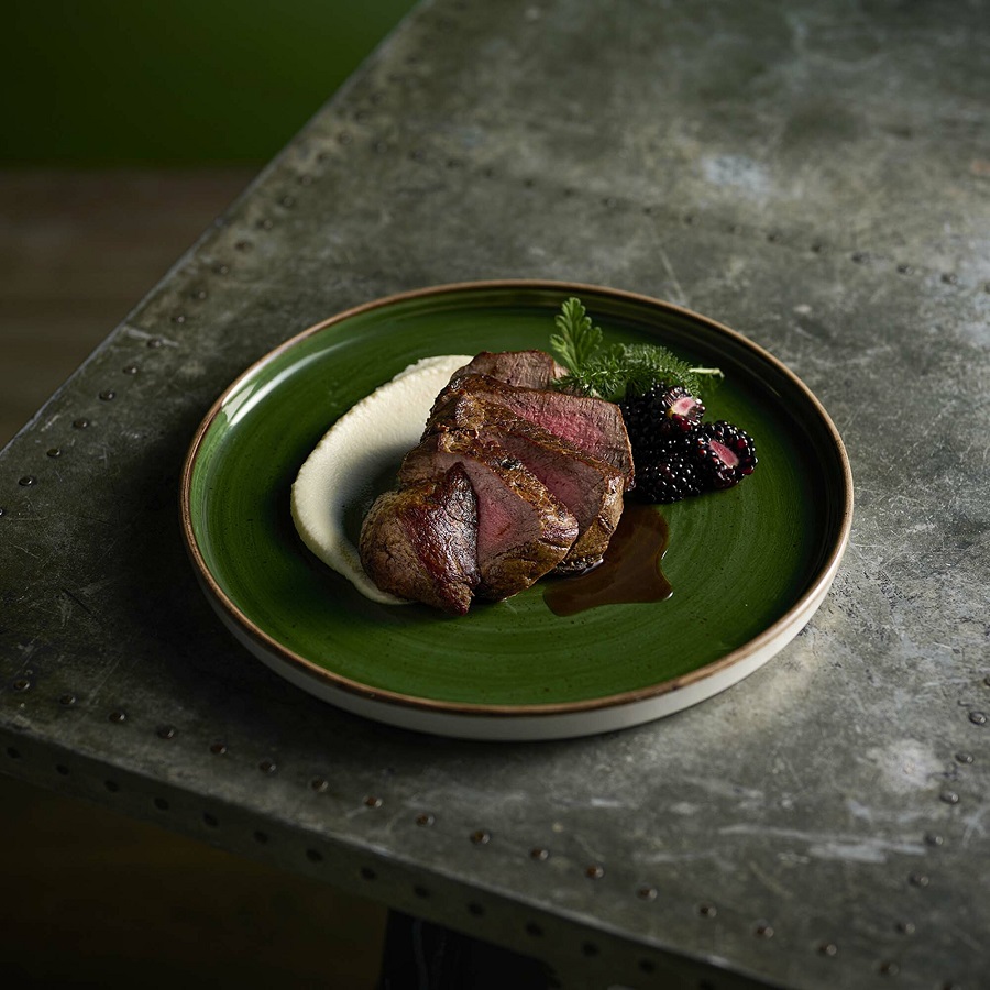Porcelana Stonecast Sorrel Green w aranżacji stołu – ręcznie zdobione talerze i miski do gastronomii