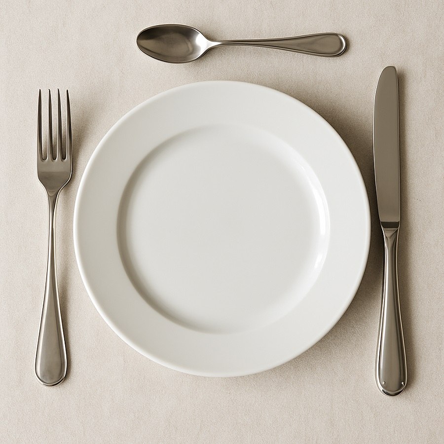 Prawidłowo ułożone sztućce obiadowe wok&oacute;ł talerza