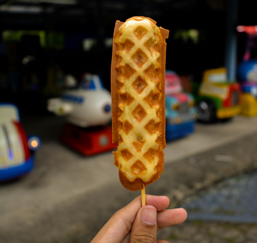 Gofr na patyku z profesjonalnej gofrownicy do gofrów na patyku dla food trucków