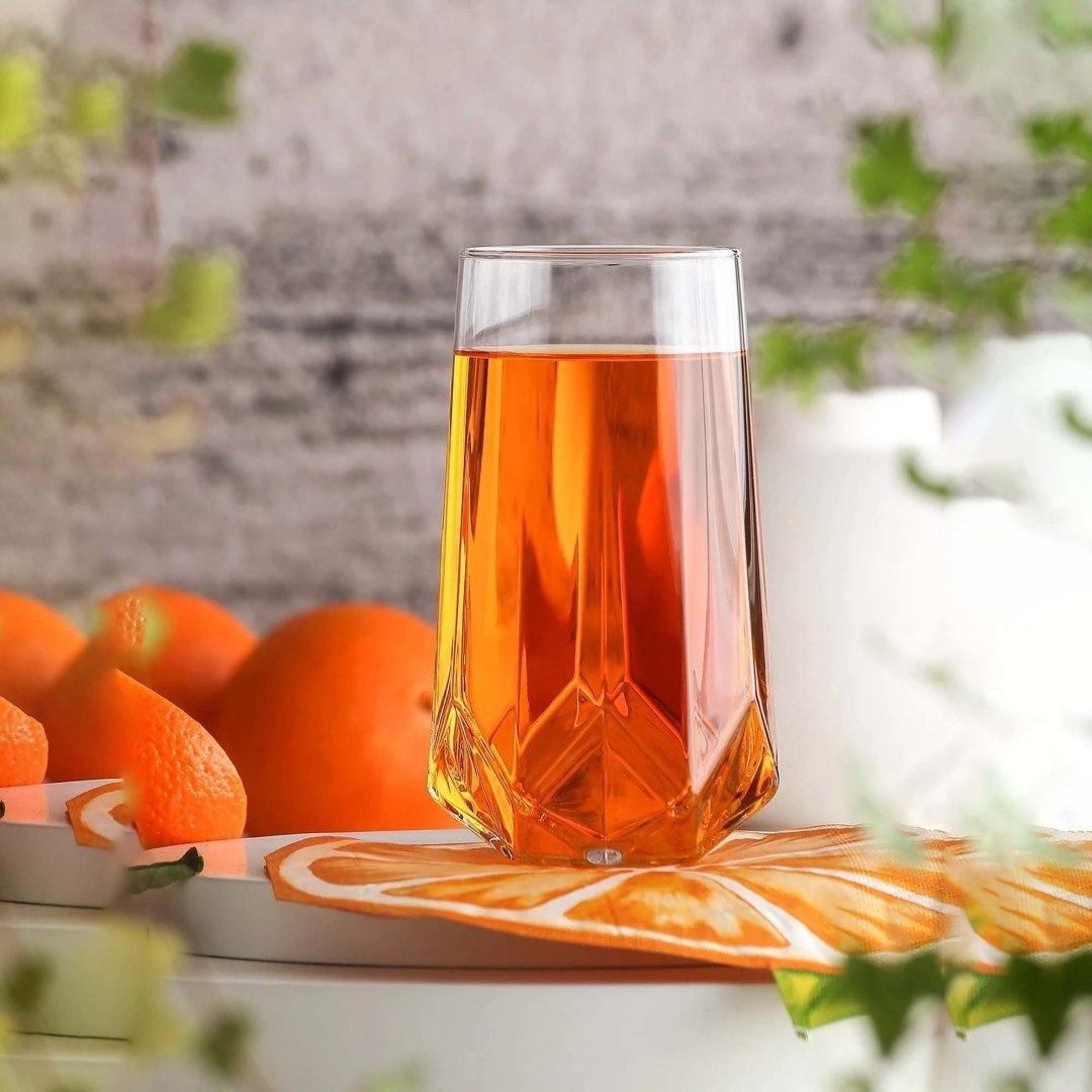 Szklanka Verona LAV z kolorowym napojem – idealna do serwowania letnich drinków