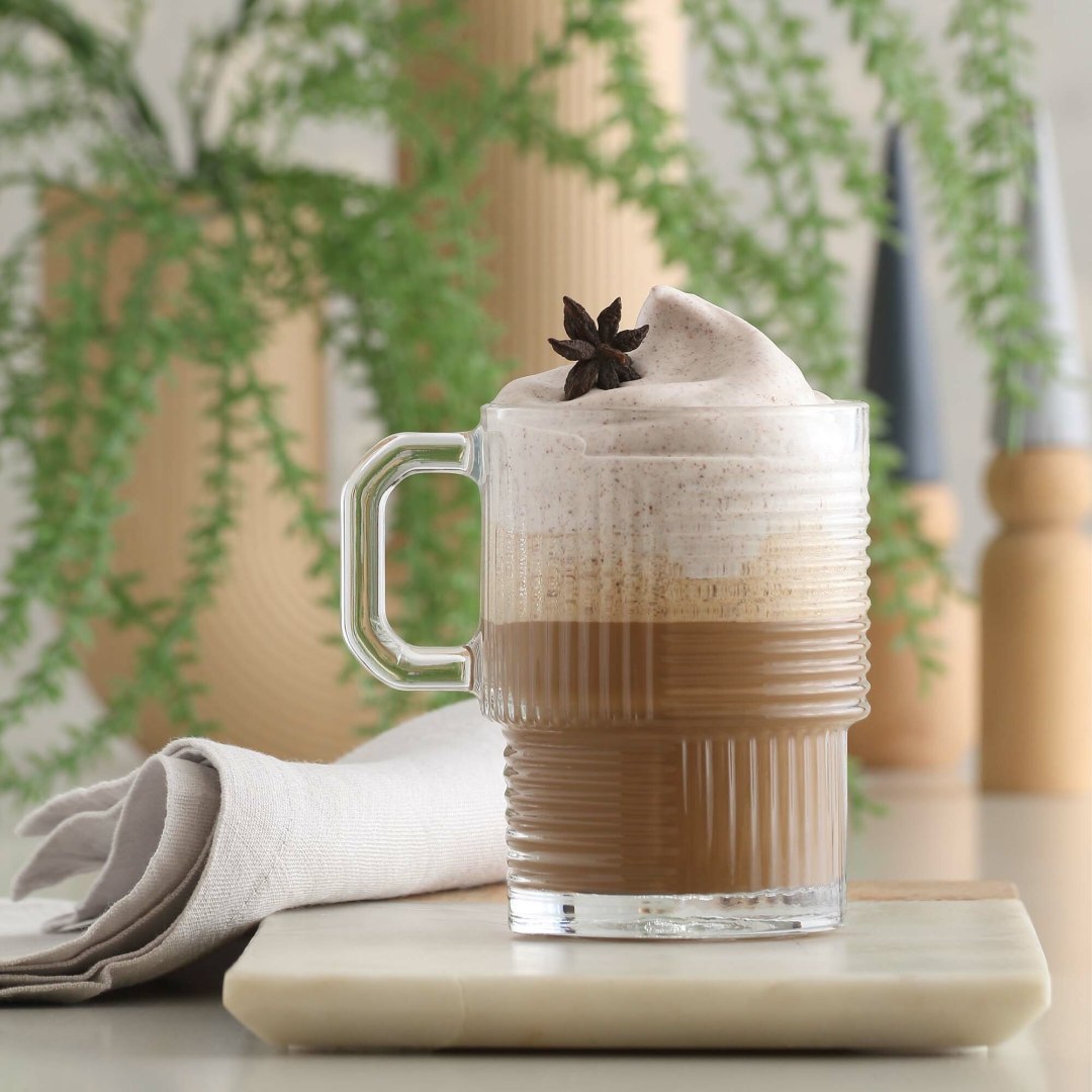 Szklanka z uchem Istanbul LAV z kawą mrożoną i mleczną pianką – idealna do latte i cold brew