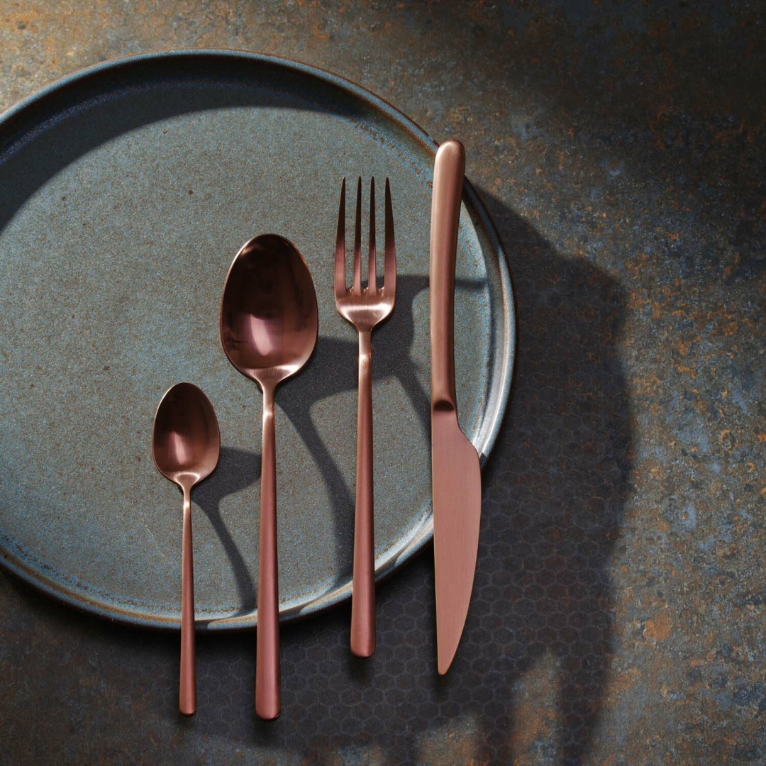 Sztućce miedziane Amarone Bronze - barwione w technologii PVD na talerzu porcelanowym