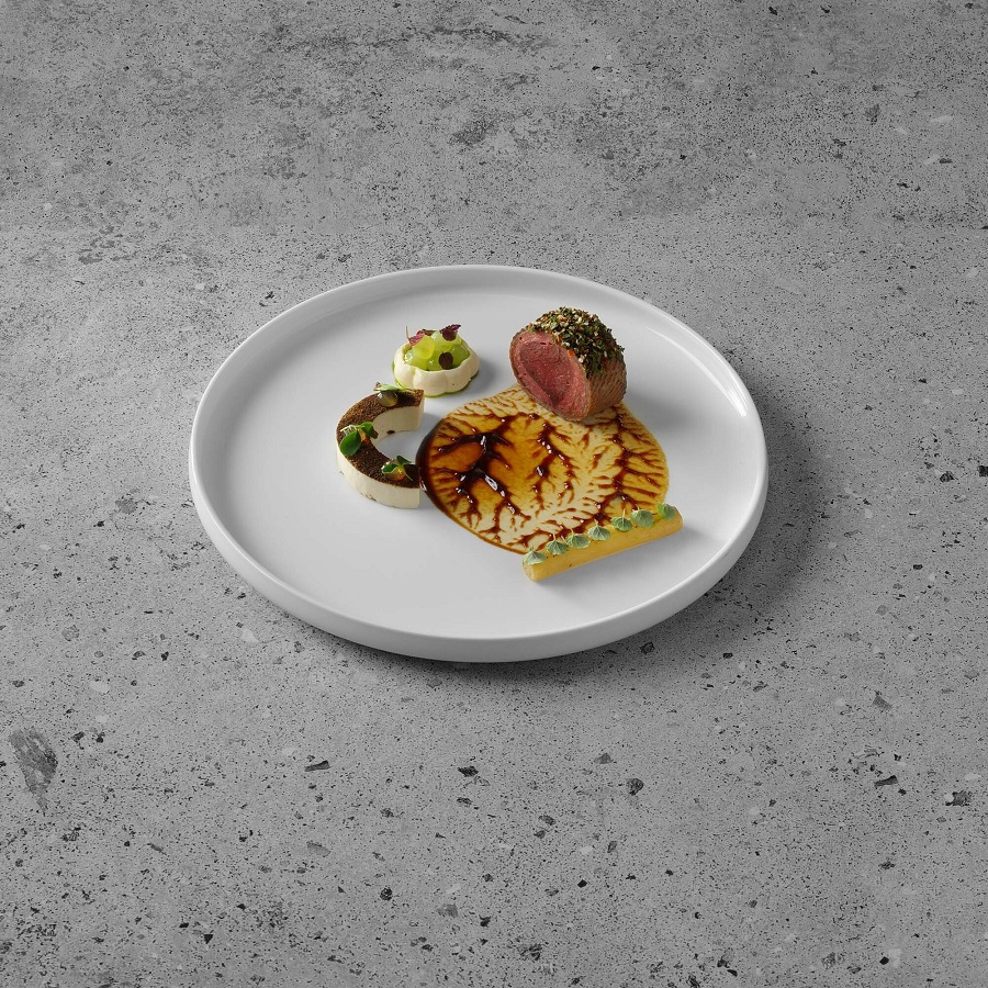 Talerz płytki kremowy z wysokim rantem Fine Dine Pure z potrawą