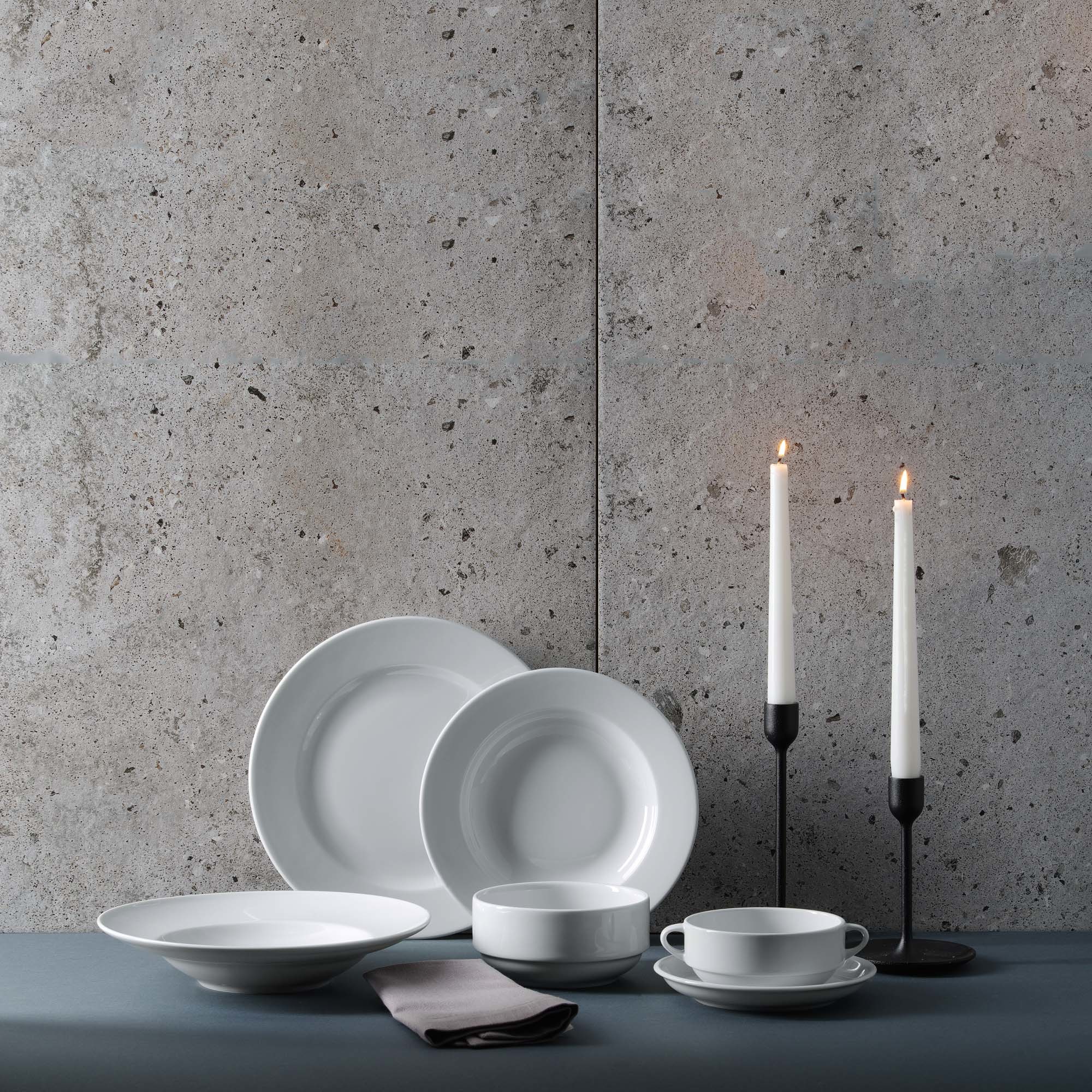 Zastawa stołowa Fine Dine Bianco – porcelanowa aranżacja ze świecami w sali bankietowej