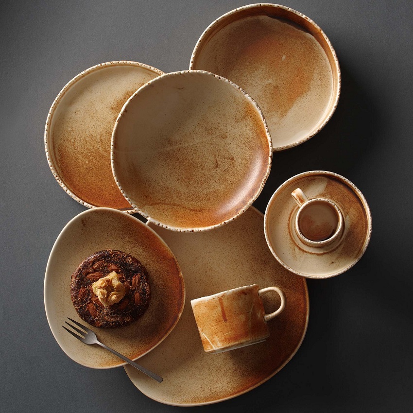 Zastawa stołowa z brązowej porcelany – styl Earth Colours, seria Constancy