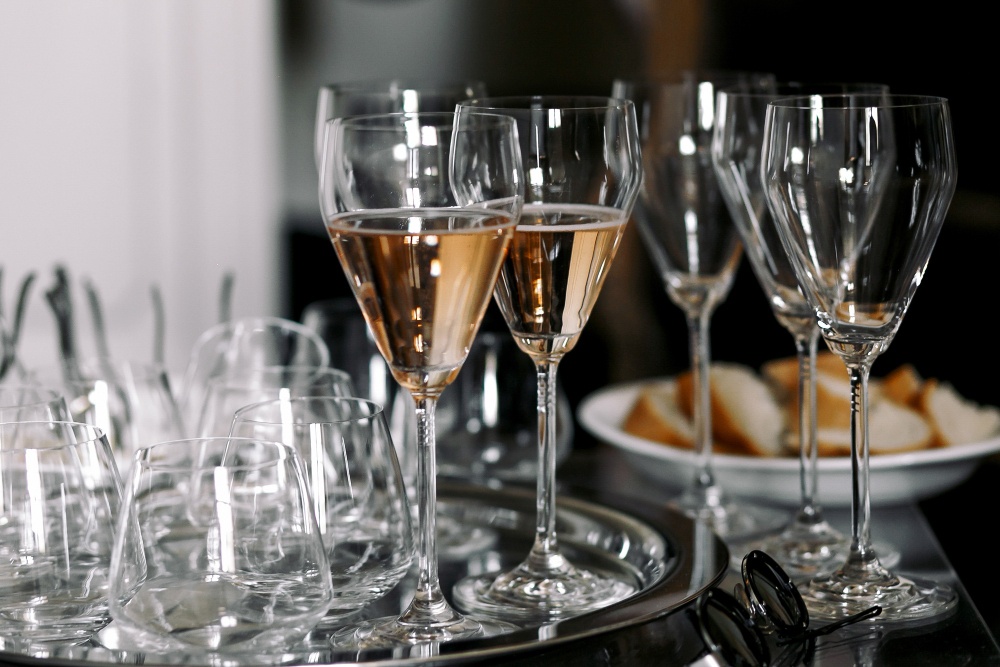 Zestaw kieliszków do drinków i wina w nowoczesnej restauracji