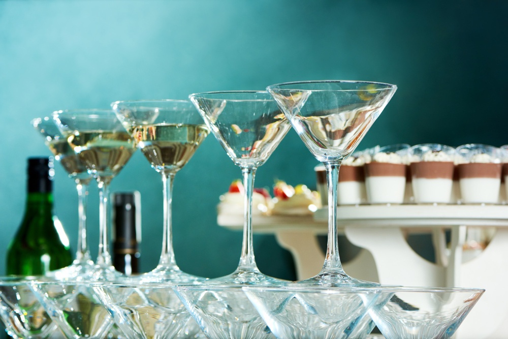 kieliszki do martini ustawione w rzędzie podczas bankietu