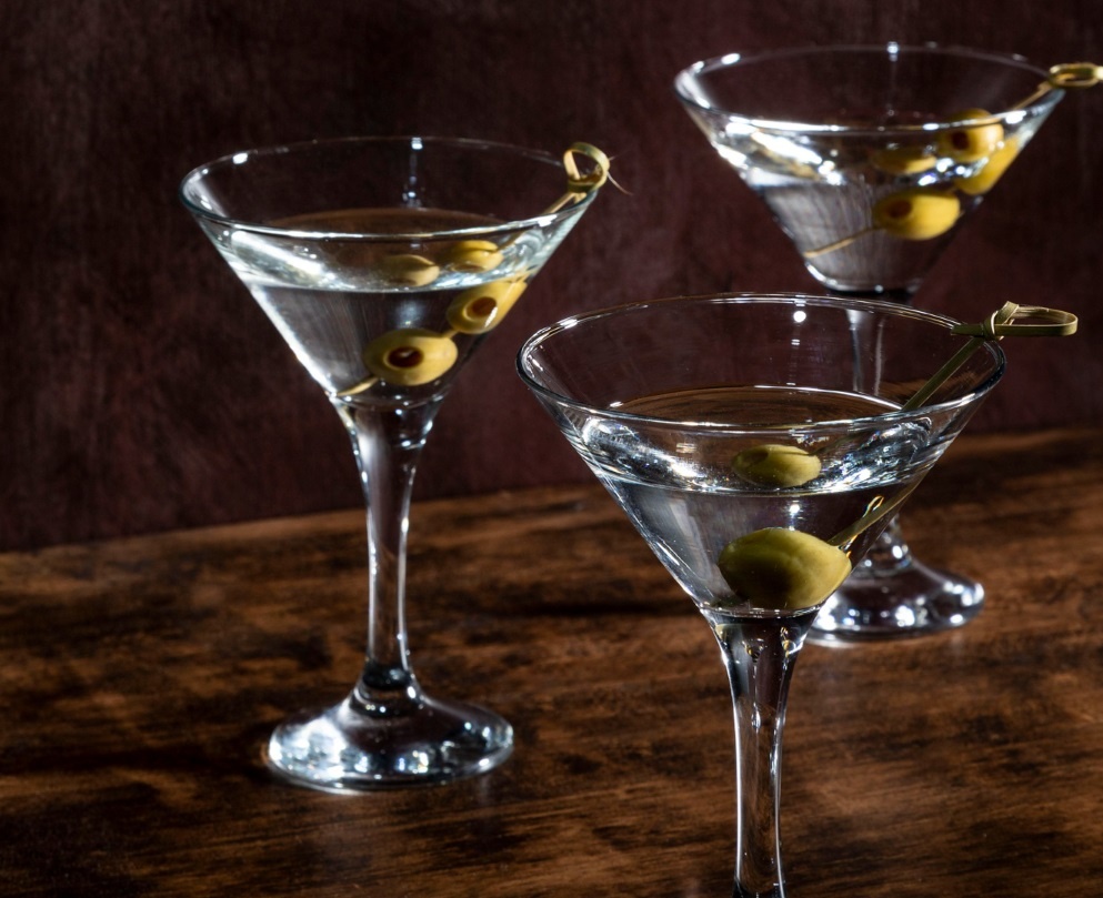 kieliszki do martini z klasycznym drinkiem na blacie barowym
