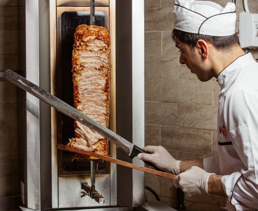 Mięso pieczone na pionowym rożnie w opiekaczu do kebaba
