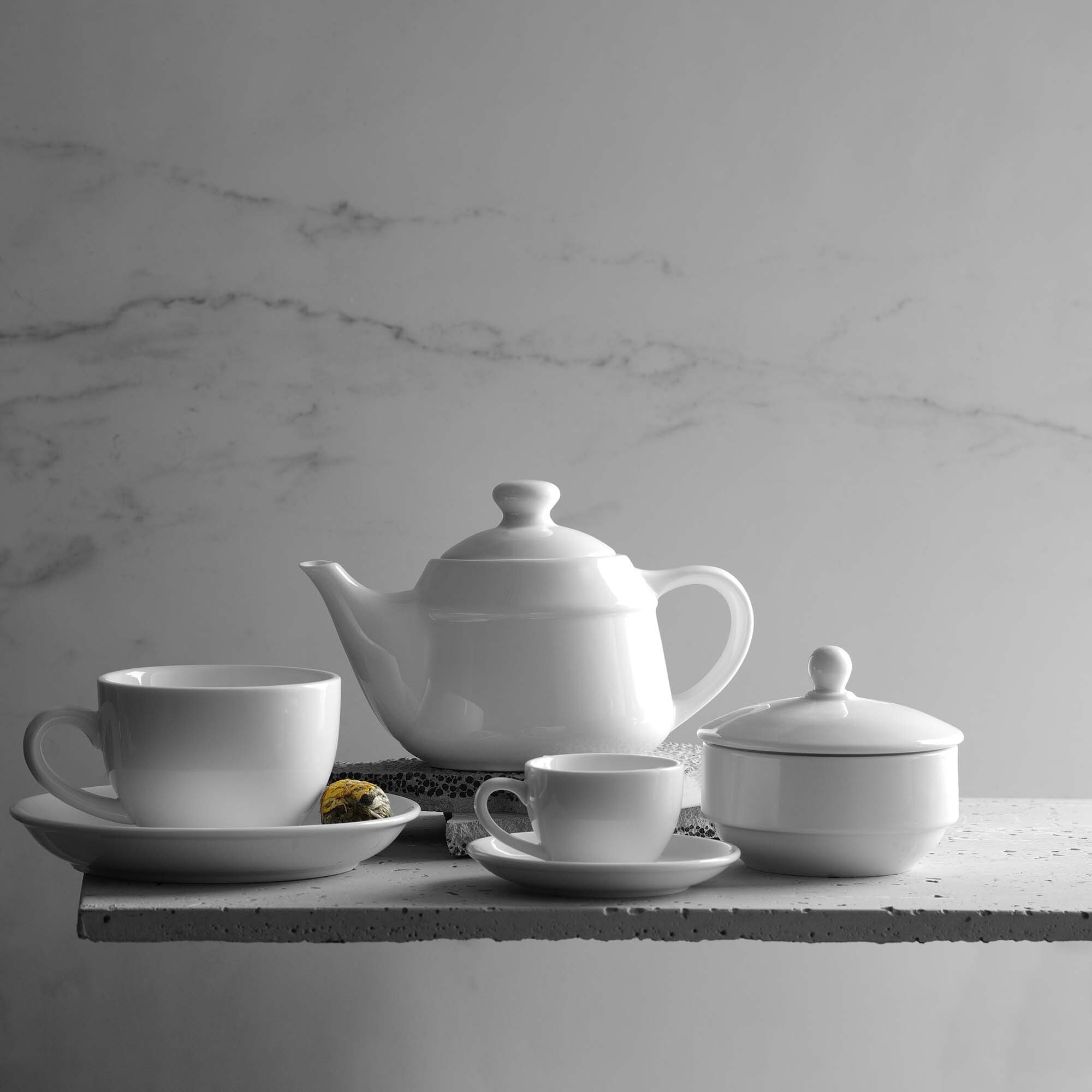 serwis kawowy Pure Bianco Fine Dine – dzbanek, filiżanki cappuccino i cukiernica z białej porcelany gastronomicznej