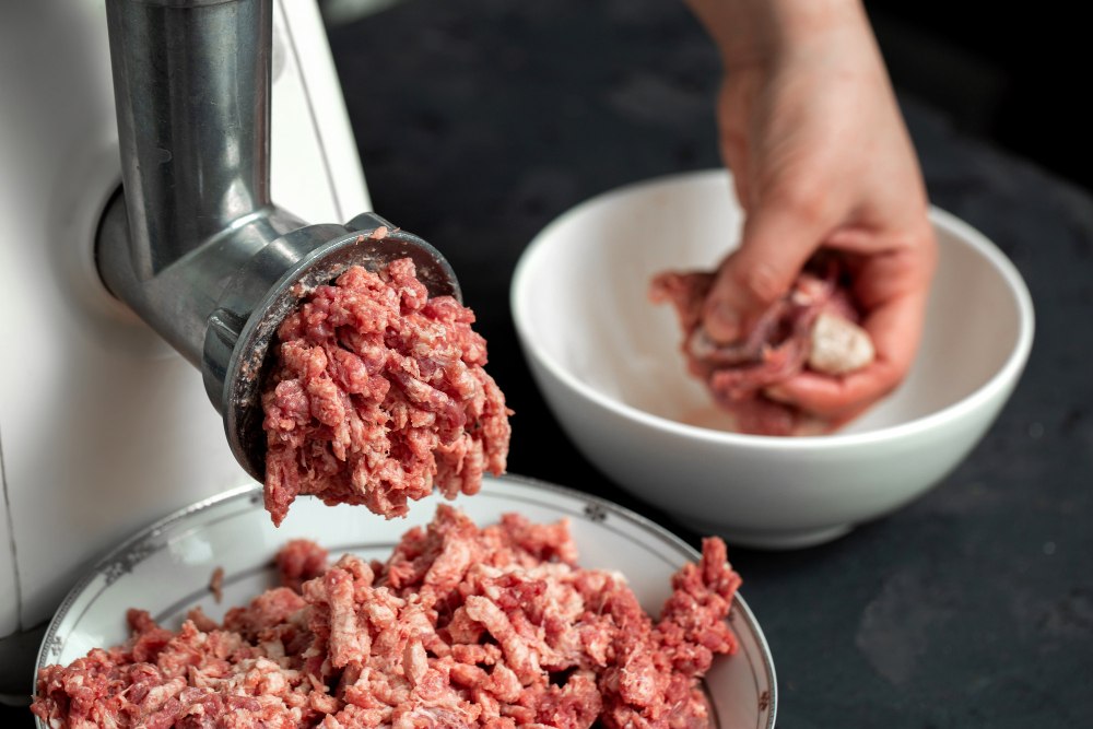 Mielenie mięsa w wilku gastronomicznym do przygotowania farszu